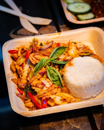 Basilikawok med chili och thaibasilika serverad med jasminris