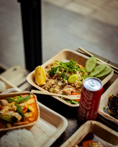 Pad thai med risnudlar, ägg och jordnötter