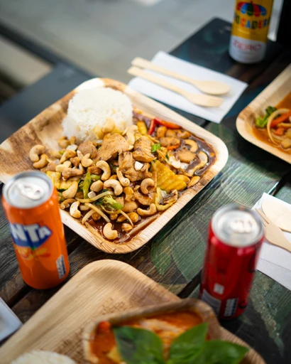 Cashewnötswok med paprika och lök i takeaway-box