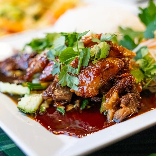 Flying Duck, friterad anka toppad med thaisås, sesamfrön och koriander